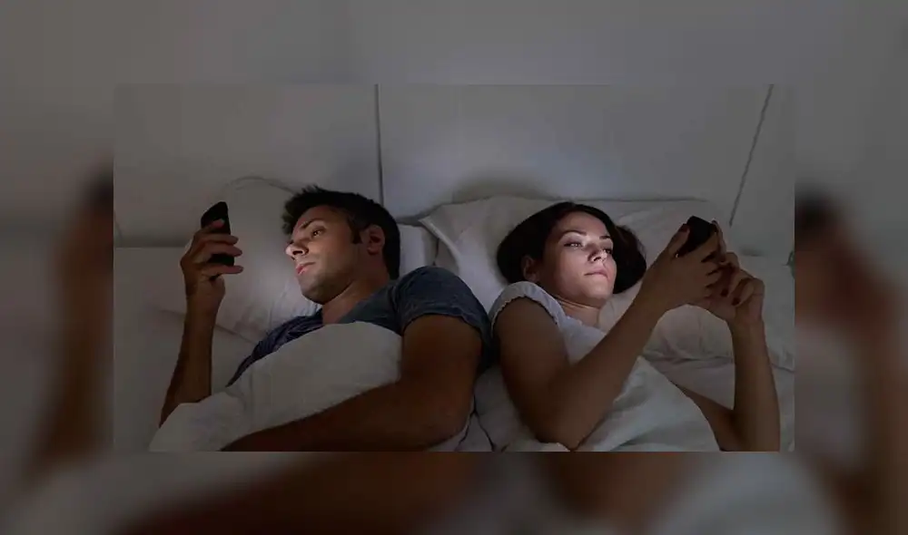 En YouTube, mujer corrió desnuda en plena calle para quitarle el celular a su novio [VIDEO]