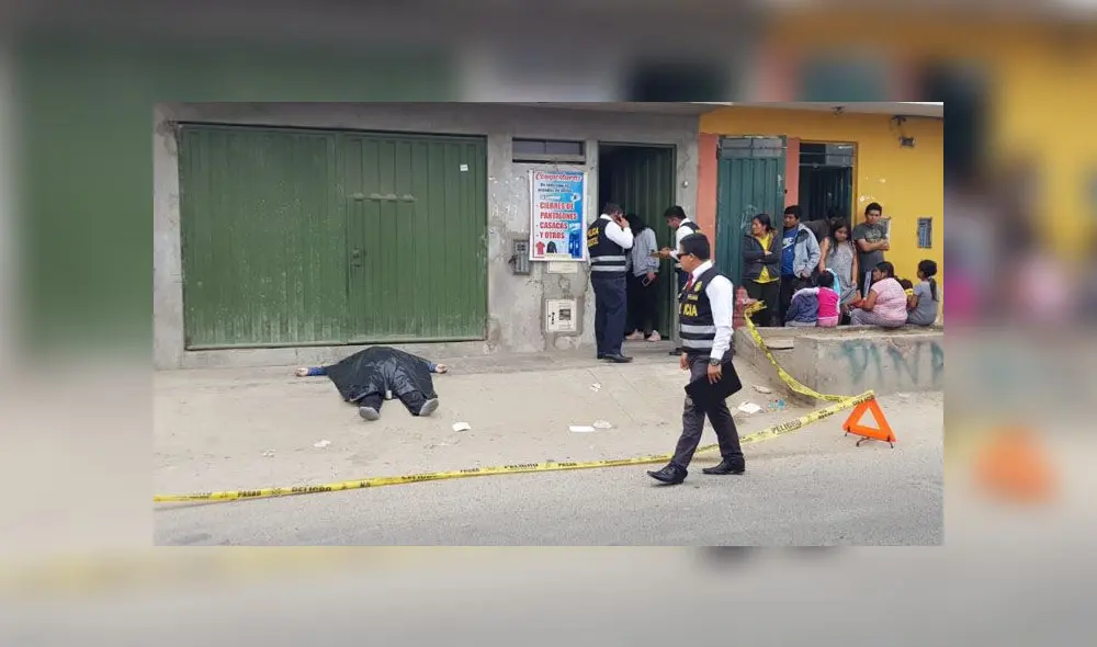 propietarios de vivienda en calle Los Regadores se percataron del cadáver de víctima. (Foto: Cristhian Moreno / La República) propietarios de vivienda en calle Los Regadores se percataron del cadáver de víctima. (Foto: Cristhian Moreno / La República)