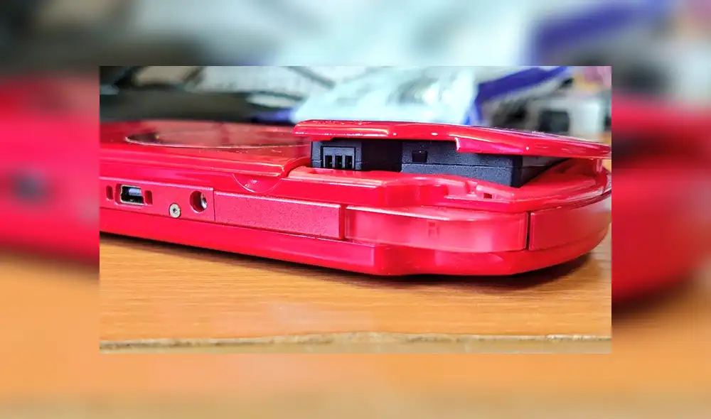 Desliza para ver cómo lucen las baterías hinchadas de la PSP. Foto: Twitter.