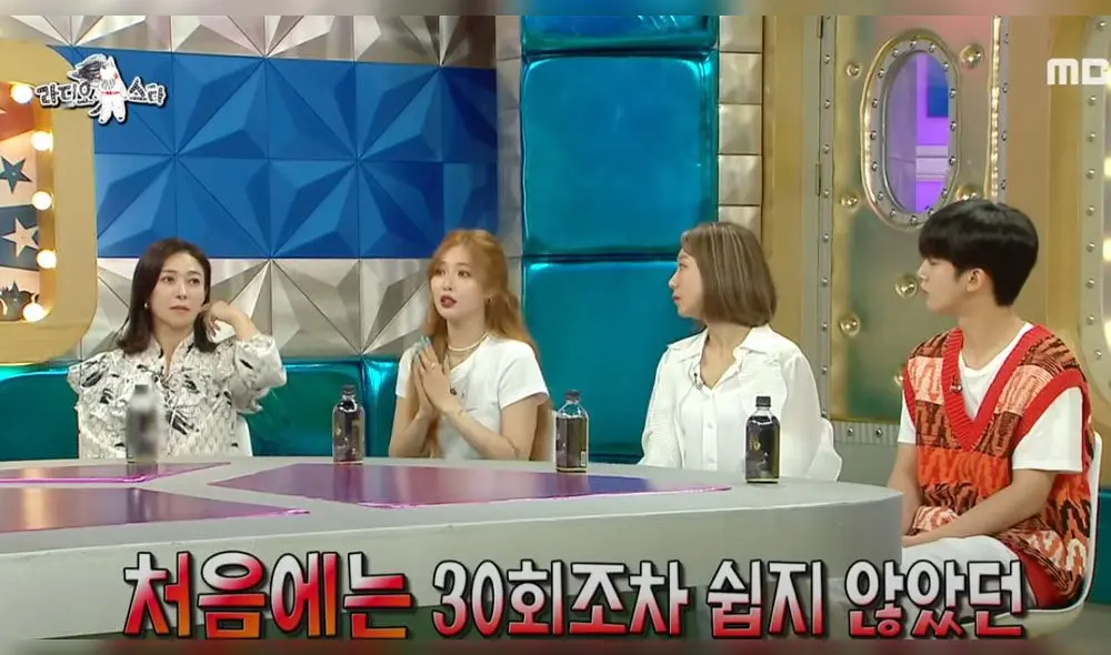 Desliza para ver más fotos de HyunA en el programa Radio star. Créditos: MBC