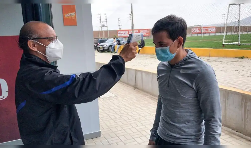 Se les tomó la temperatura a todos los futbolistas. (Fot: Prensa UCV)
