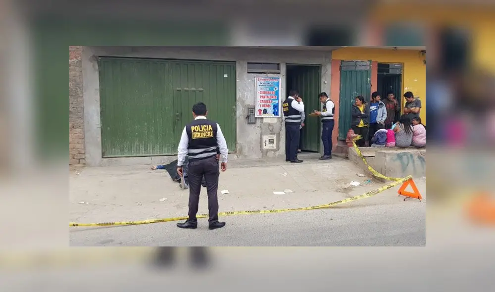 propietarios de vivienda en calle Los Regadores se percataron del cadáver de víctima. (Foto: Cristhian Moreno / La República) propietarios de vivienda en calle Los Regadores se percataron del cadáver de víctima. (Foto: Cristhian Moreno / La República)