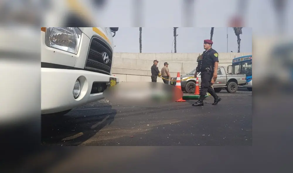 Según un taxista que presenció el accidente, el chofer del camión perdió el control luego que un auto invadiera su carril. (Foto: URPI - GLR) Según un taxista que presenció el accidente, el chofer del camión perdió el control luego que un auto invadiera su carril. (Foto: URPI - GLR)