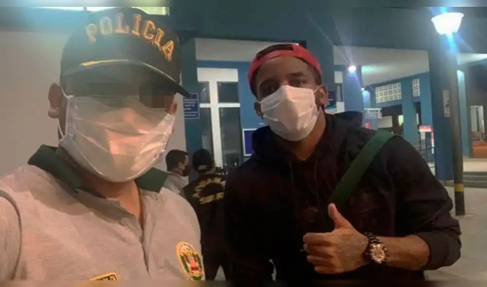 Futbolista peruano se tomó una fotografía con un agente del orden.