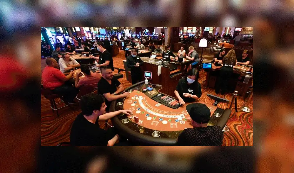 Todos los trabajadores de los establecimientos deberán portar mascarilla. Fuente: AFP.