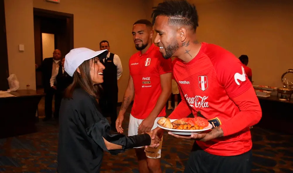 Christian Pacheco y Gladys Tejeda visiitan a la selección peruana previo al partido ante Ecuador. Christian Pacheco y Gladys Tejeda visiitan a la selección peruana previo al partido ante Ecuador.
