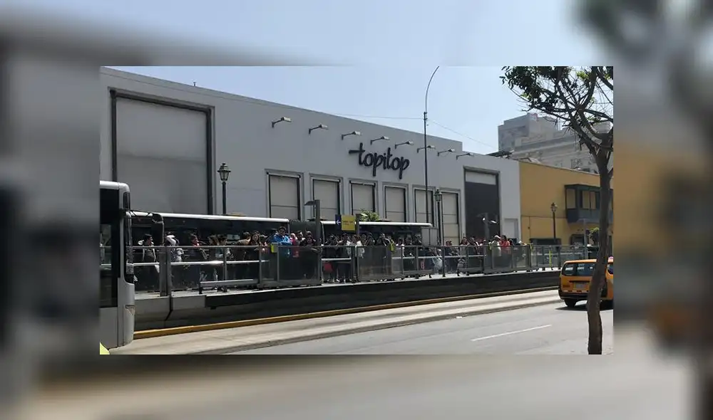 Usuarios reportan largas colas en servicio del Metropolitano [VIDEO]