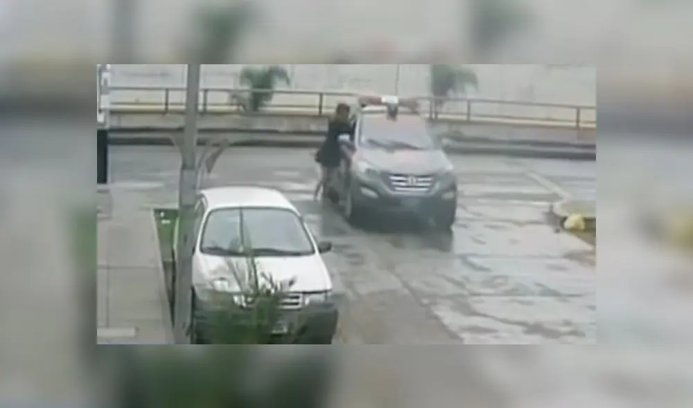 Cámaras de seguridad registran que el patrullero se fue del lugar sin brindar apoyo que la víctima solicitaba en ese momento. (Foto: Captura de video / Panorama) Cámaras de seguridad registran que el patrullero se fue del lugar sin brindar apoyo que la víctima solicitaba en ese momento. (Foto: Captura de video / Panorama)