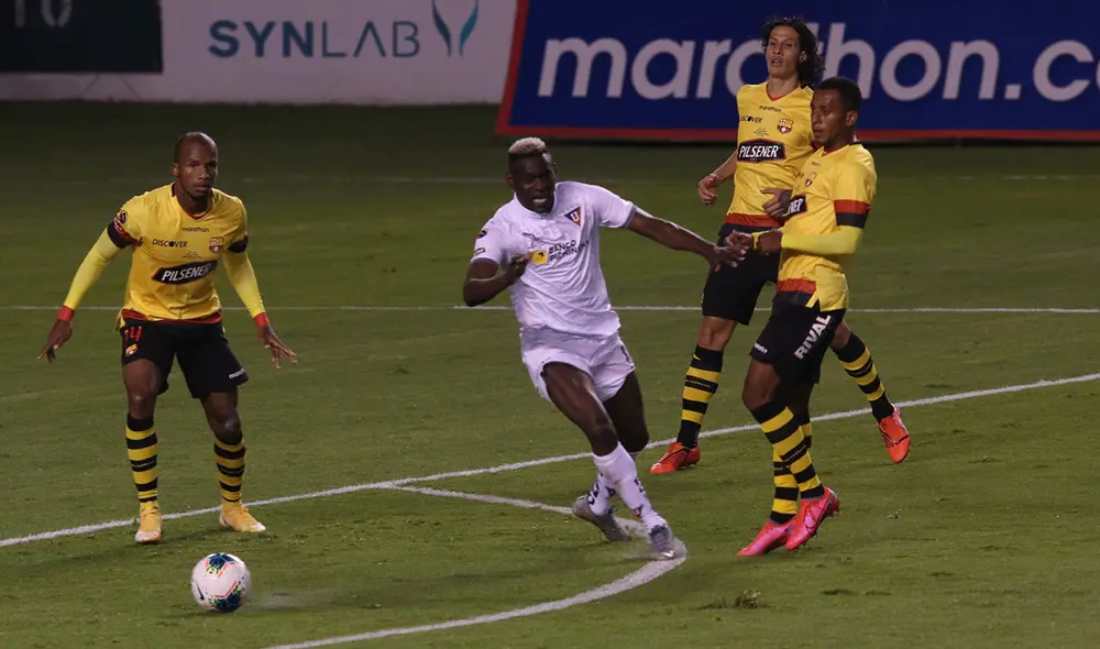 El partido se juega en el estadio Rodrigo Paz Delgado. Foto: Marcador/Twitter El partido se juega en el estadio Rodrigo Paz Delgado. Foto: Marcador/Twitter