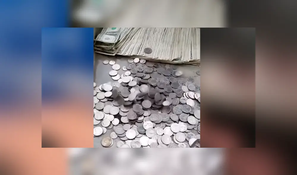 Un video viral muestra el tesoro que encontraron dos hombre al revisar una máquina expendedora abandonada.