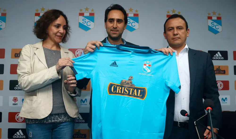 Joel Raffo, presidente de la empresa Innova Sports, posando con la camiseta de Sporting Cristal. | Foto: Líbero