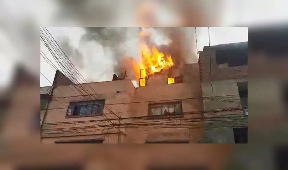 El fuego consumió todo lo que encontró a su paso en el cuarto piso de la vivienda del jirón El Chaco 2 400. (Foto: Captura de video) El fuego consumió todo lo que encontró a su paso en el cuarto piso de la vivienda del jirón El Chaco 2 400. (Foto: Captura de video)