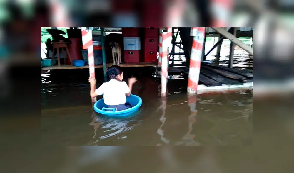 Iquitos: niños de Belén llegan a sus colegios usando tinas de plástico [VIDEO]