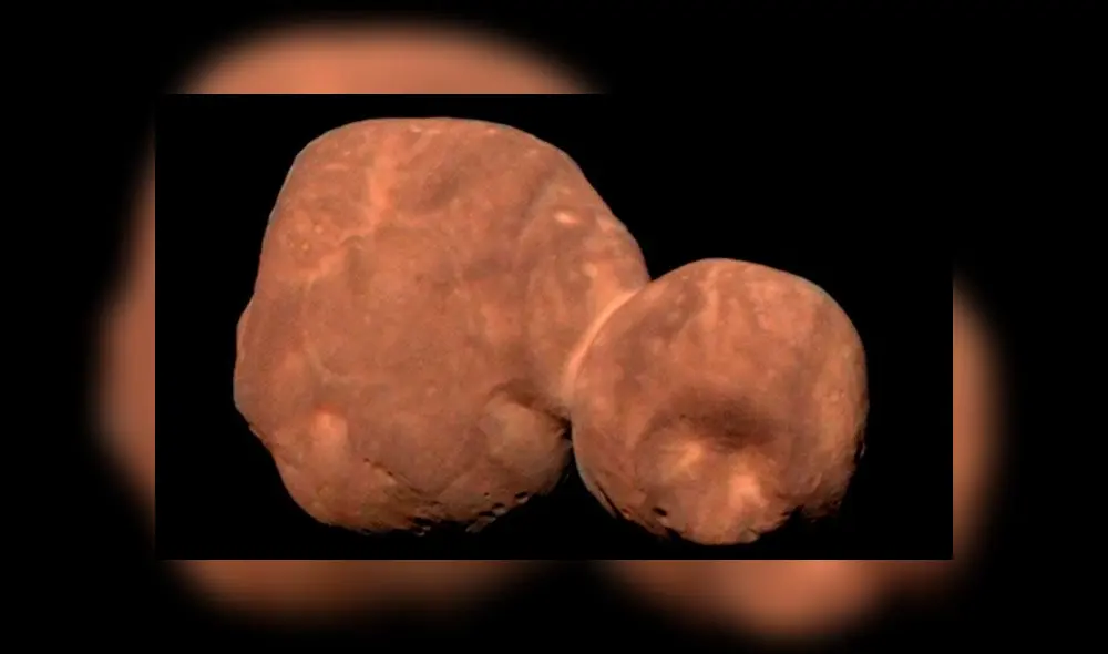 La nueva imagen de Arrokoth muestra los dos lóbulos unidos y un color rojizo por su composición química. Crédito: New Horizons / NASA.