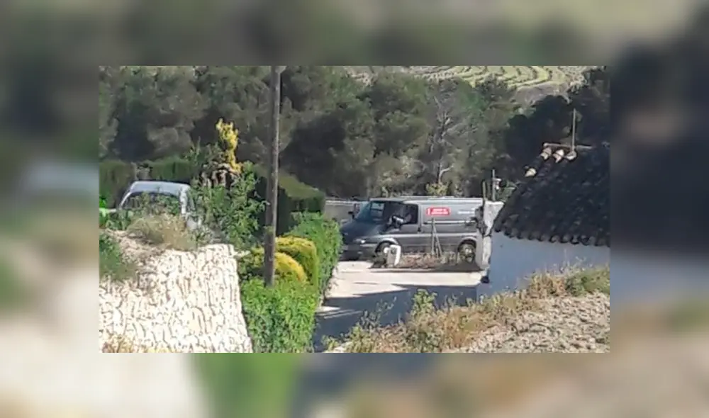 Auto aplasta a un hombre tras caerle desde lo alto de un estacionamiento 