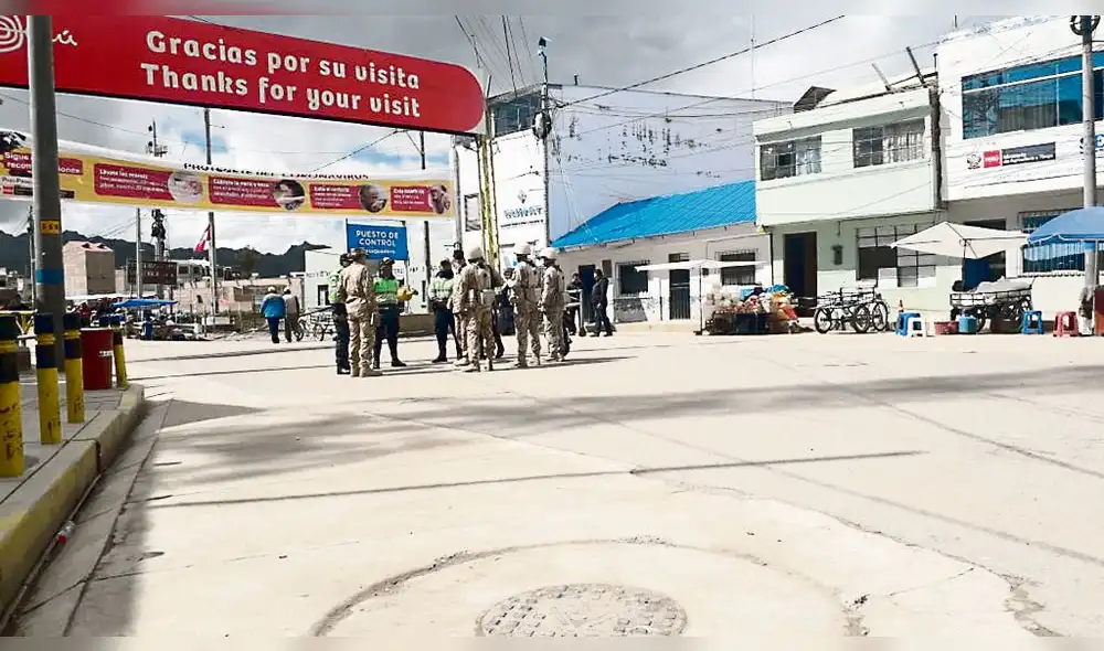 CONTROL. Militares advierten a pasajeros la obligación de hacerse control epidemiológico. CONTROL. Militares advierten a pasajeros la obligación de hacerse control epidemiológico.
