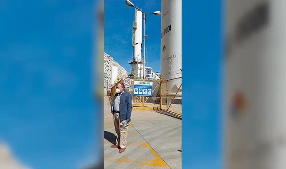 Visita. Ingeniero Arturo Berastain en la planta de Plaxair.