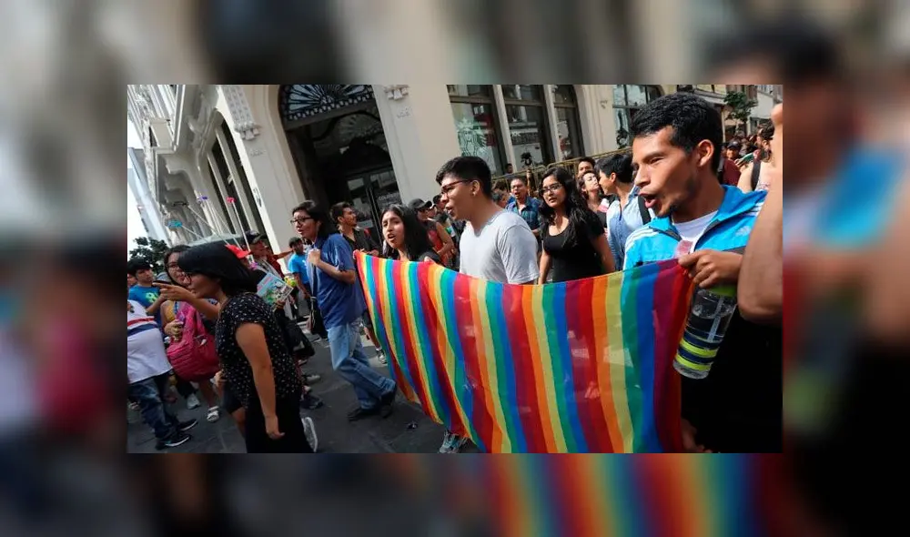 Besos contra la homofobia: comunidad LGTBI realiza besatón por Día del Amor [FOTOS]