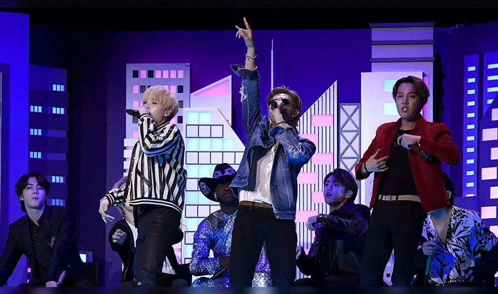 BTS se presenta en escenario de los Grammy 2020.