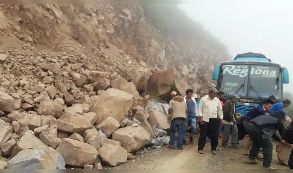 Huaico cierra vía y pasajeros se arriesgan para limpiarla