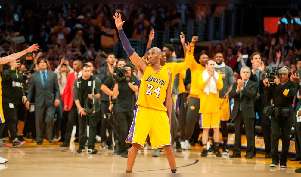 Kobe Bryant: el día que formó un tridente junto a Teófilo Cubillas y Pelé. Kobe Bryant: el día que formó un tridente junto a Teófilo Cubillas y Pelé.