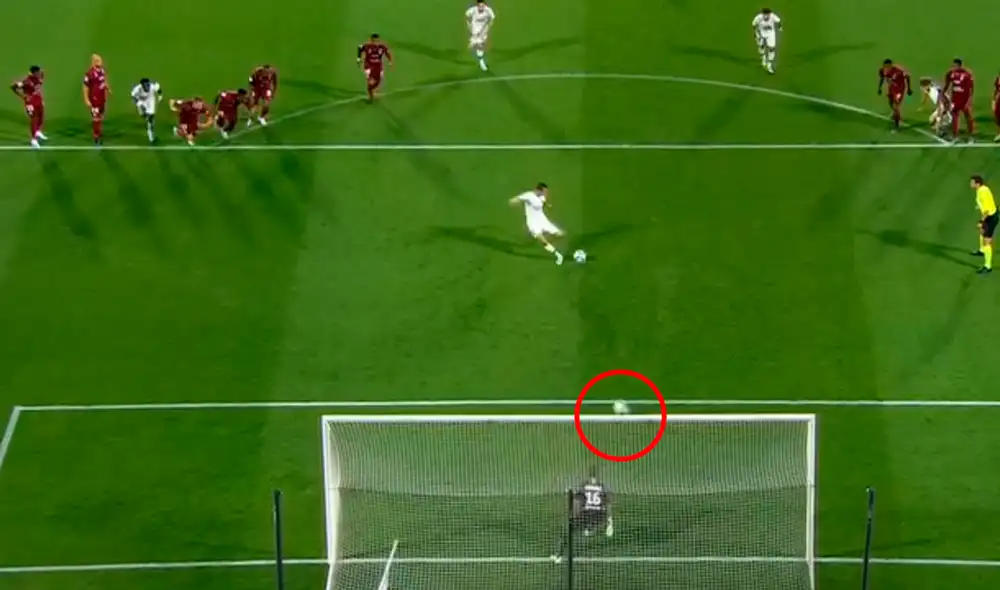 Hinchas del Metz lanzaron un balón al área al mismo tiempo que Di María ejecutó el penal que colocaría arriba en el marcador al PSG por la Ligue 1.