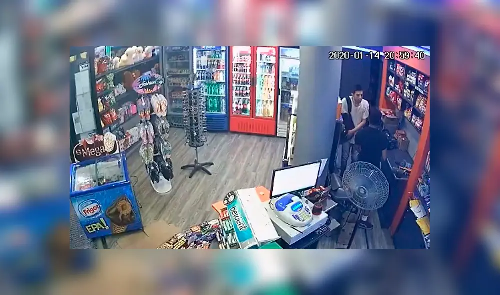 El delincuente advirtió al joven con matarlo sino le entregaba el dinero que había en la caja registradora de una tienda en Barrio Norte, Argentina. Se dio a la fuga con 400 soles.