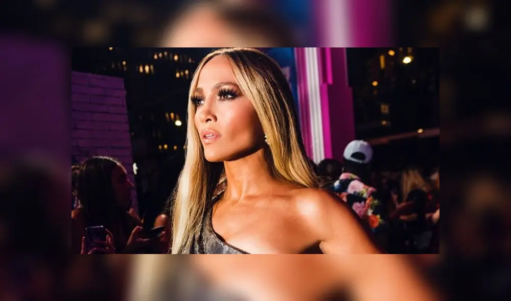 Jennifer Lopez y su novio captados en atrevida escena debajo de una mesa  [FOTOS]