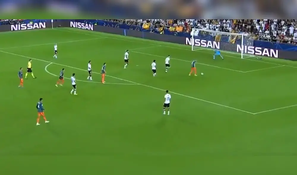 Donny van de Beek quedó solo frente a la portería del Valencia y definió a placer.