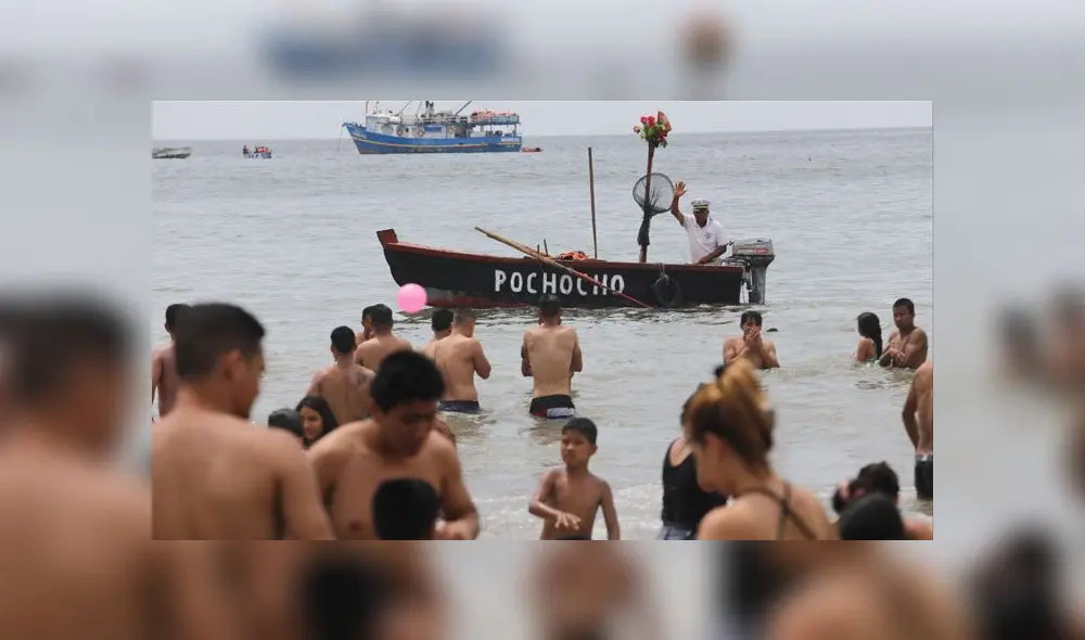 Agua Dulce se vio repleta de personas, quienes llegaron con sombrillas y muchas ganas de pasar el primer día del año. (Foto: Jorge Cerdán / La República)