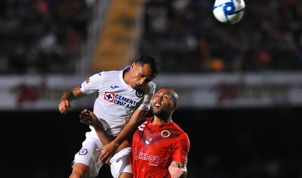 Yoshimar Yotún sufrió una fisura por estrés en el quinto hueso del metatarso izquierdo y estará de baja por 12 semanas. | Foto: AFP