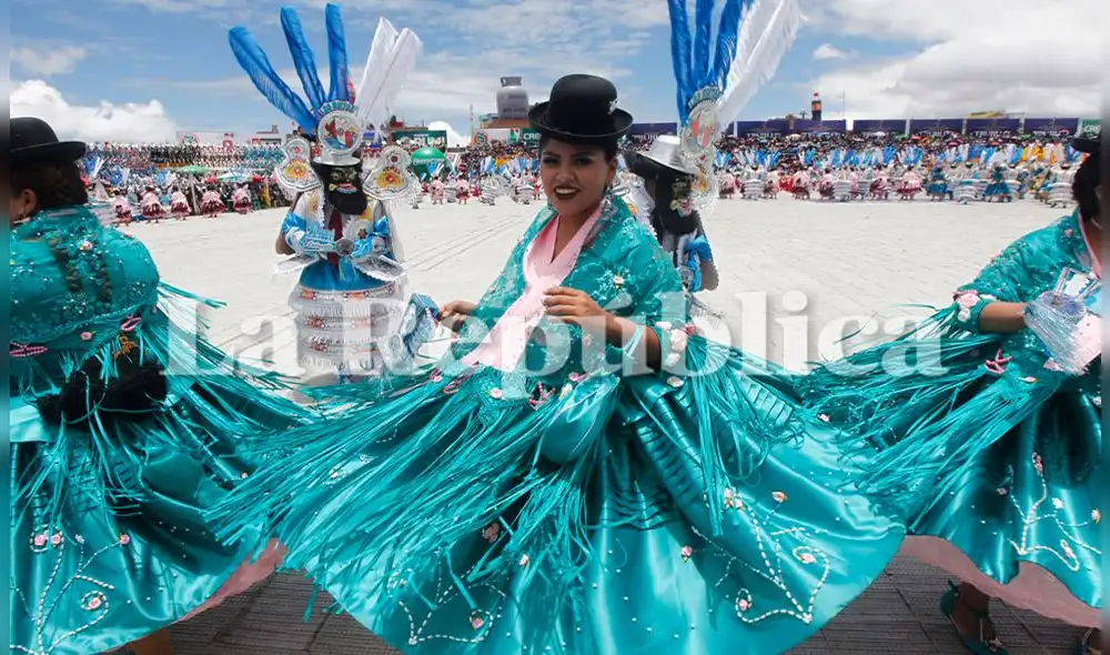 MORENADA. Cholitas y morenos bailan al son de la banda de música. MORENADA. Cholitas y morenos bailan al son de la banda de música.