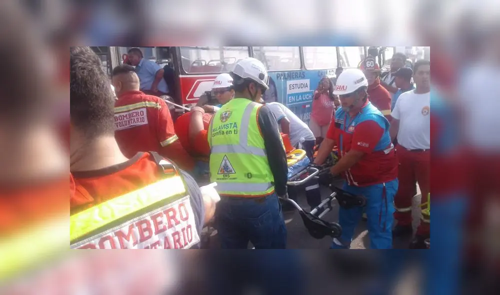 Según testigos, el causante del accidente fue el chofer del bus que se pasó la luz roja. (Foto: La República)