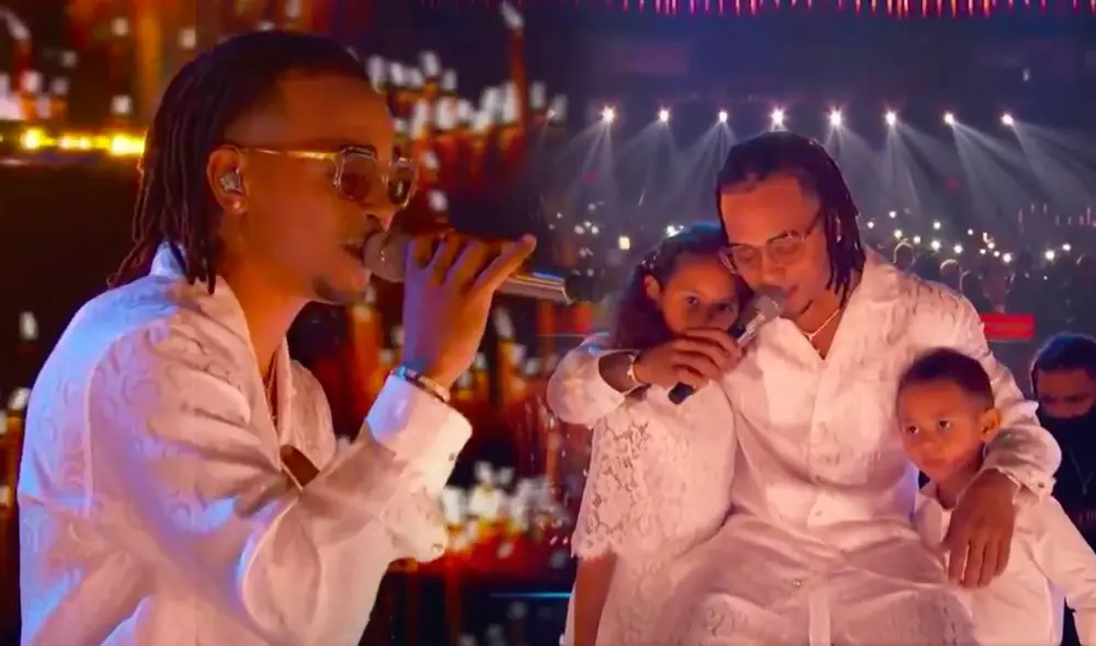 El cantante puertorriqueño cantó por primera vez su canción “Gracias” sobre el escenario de la premiación musical. Foto: Captura Telemundo