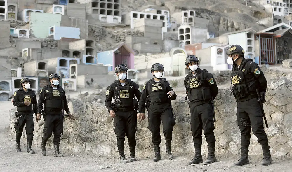 policia cementerio foto: LR