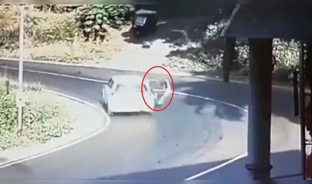 El niño cayó una vez se abrió la puerta del coche. Fuente: captura de pantalla. El niño cayó una vez se abrió la puerta del coche. Fuente: captura de pantalla.