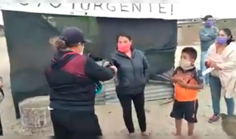 Esposos reparten protectores faciles a familias de bajos recursos. Esposos reparten protectores faciles a familias de bajos recursos.