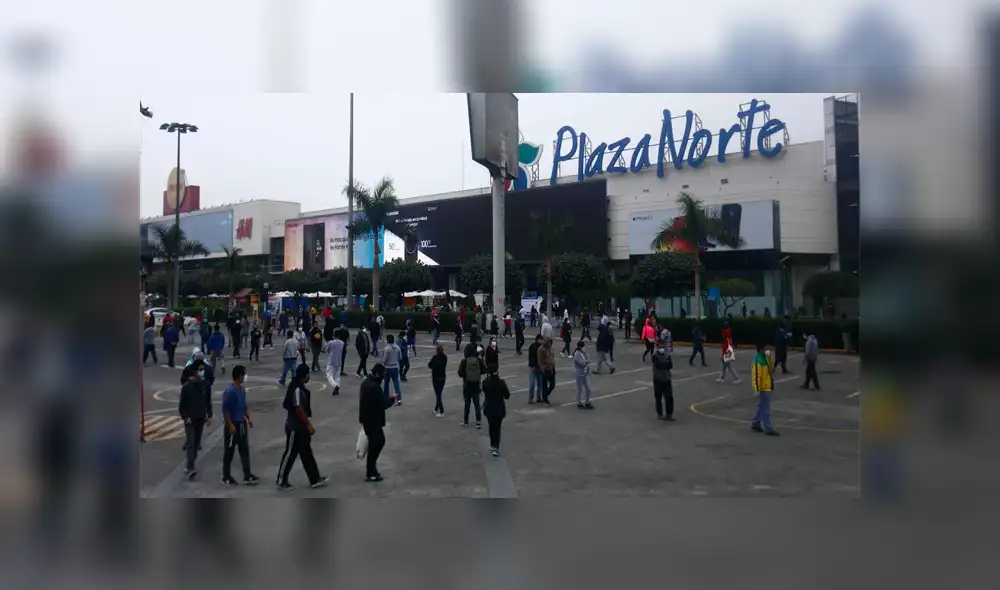 Puerta de ingreso a Plaza Norte registra largas colas de clientes. Foto: Flavio Matos / La República Puerta de ingreso a Plaza Norte registra largas colas de clientes. Foto: Flavio Matos / La República