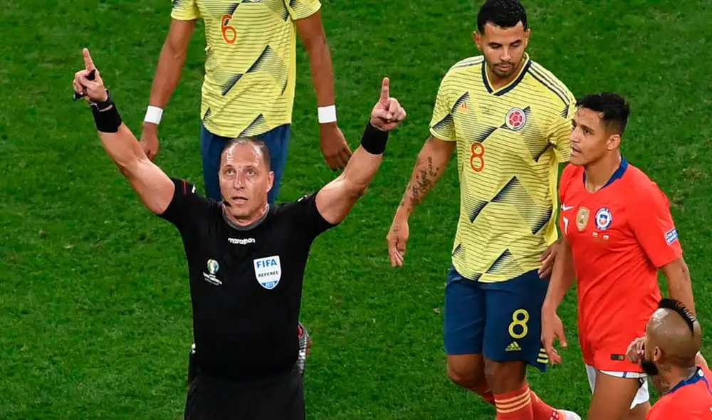 Alejandro Domínguez, presidente de la Conmebol, afirmó estar de acuerdo con la utilización del VAR en las Eliminatorias sudamericanas. | Foto: AFP