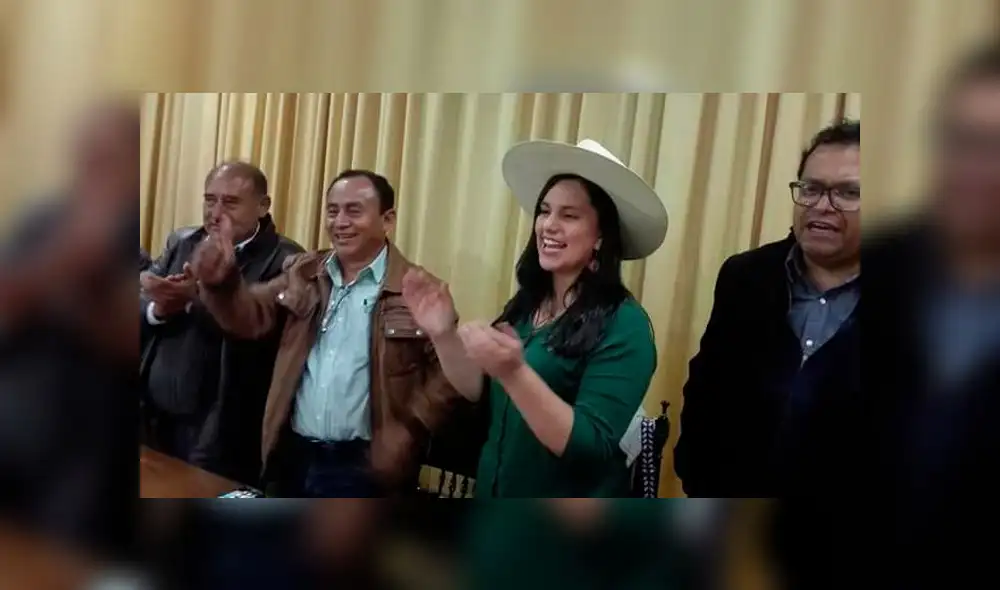 Verónika Mendoza compartió mesa con Gregorio Santos durante mitin en Cajamarca Verónika Mendoza compartió mesa con Gregorio Santos durante mitin en Cajamarca