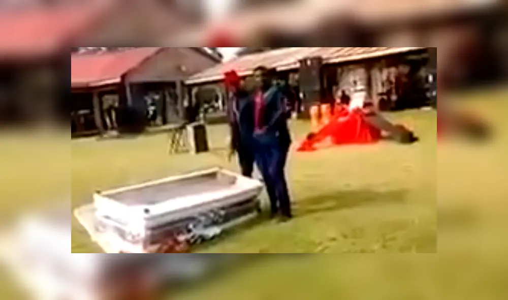 YouTube viral: hombres danzan con ataúd en hombros y un descuido hace que el cadáver caiga [VIDEO]
