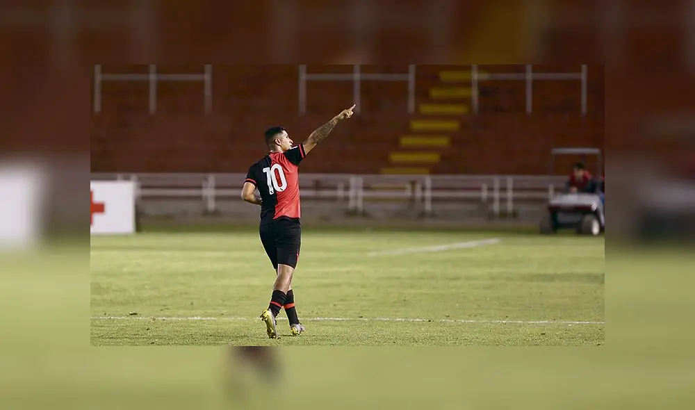 primero. Remate de Hinostroza desde fuera del área. primero. Remate de Hinostroza desde fuera del área.