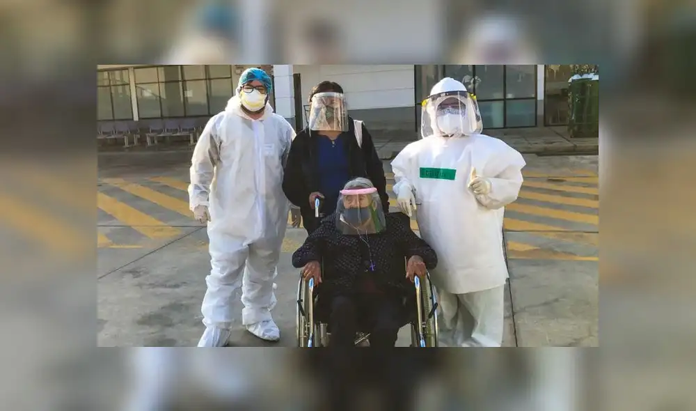 La señora Claudia fue despedida en medio de aplausos del personal médico. (Foto: Minsa)