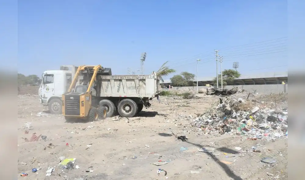 Obreros recogieron basura de pobladores que infringieron ordenanza municipal Obreros recogieron basura de pobladores que infringieron ordenanza municipal