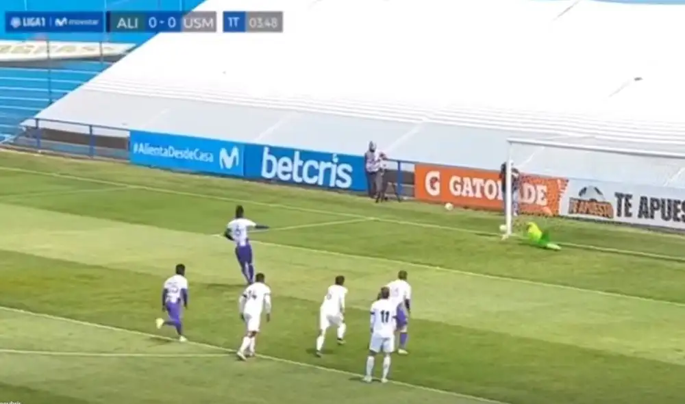 Carlos Ascues tuvo en sus pies el primero para Alianza Lima pero falló el penal. Foto: Captura de GOLPERU