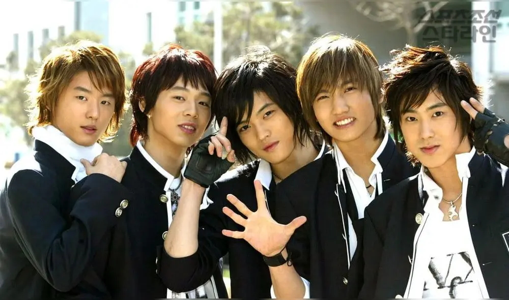 TVXQ debutó el 23 de diciembre del 2003 con 5 integrantes: Junsu, Yoochun, Jaejoong, Changmin y Yunho.