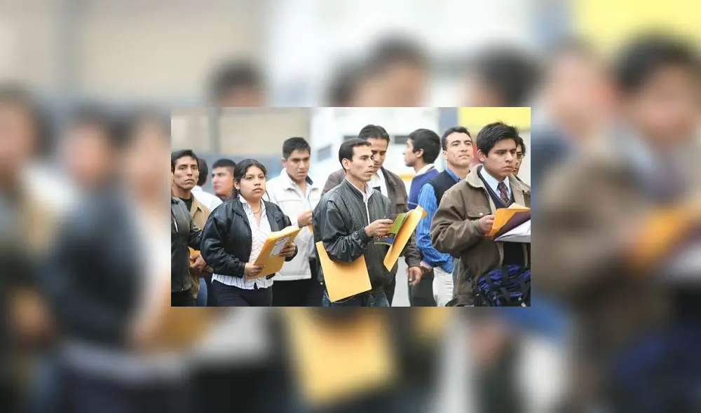FERIA LABORAL ORGANIZADO POR EL MINISTERIO DE TRABAJO, GENTE BUSCANDO TRABAJO. HORIZONTAL.