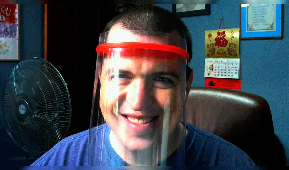 Joven confecciona máscaras protección Joven confecciona máscaras protección