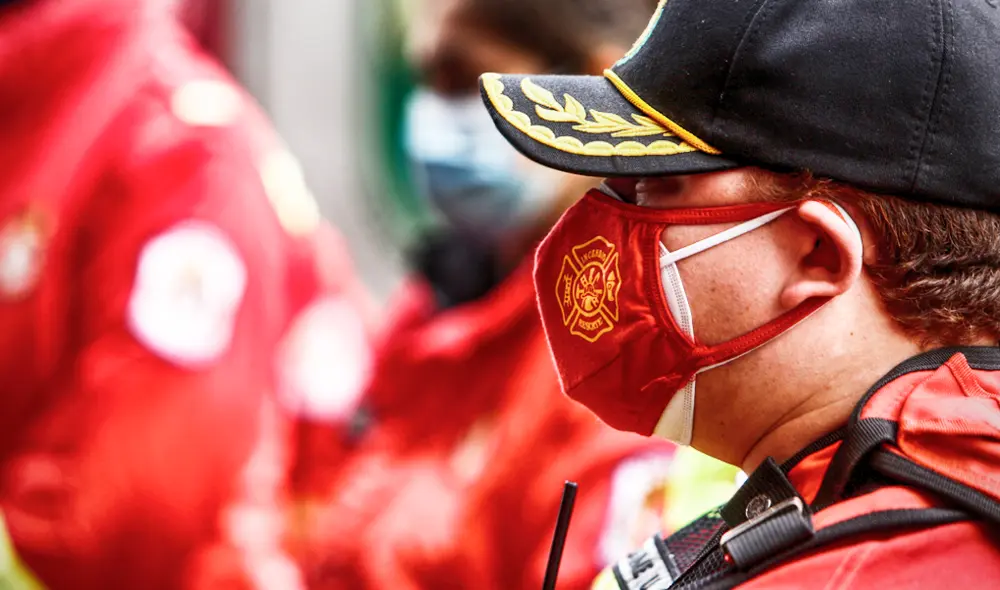 La labor de los bomberos peruanos fue desprestigiada por el congresista José Vega Antonio. Foto: composición/La República