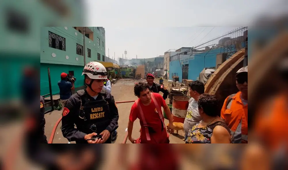 El Agustino: seis puestos de mercado se consumen por incendio [FOTOS y VIDEO]